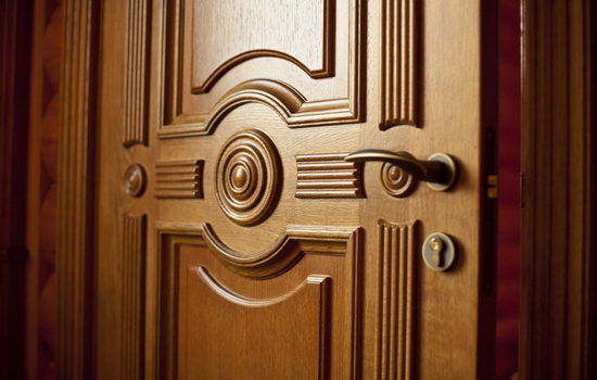 Элитные межкомнатные двери из массива: особенности выбора